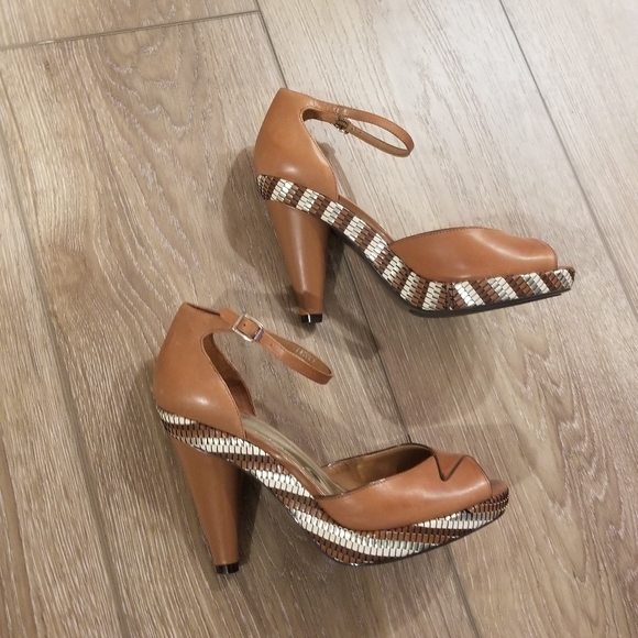 BCBG Shoes - BCBG platform pumps size 9